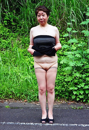 Amateur hot asian chick nude pics