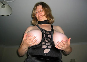 Naughty big natural mature tits pics