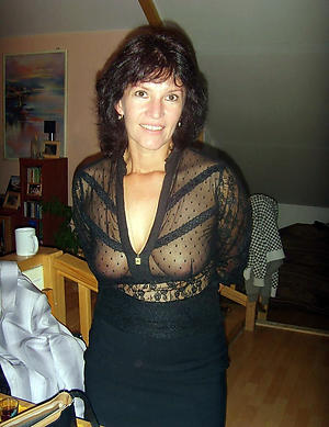 Nude full-grown brunette woman