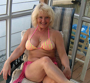 Naughty hottest women in bikinis pictures