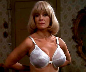 Slutty output mature pussy