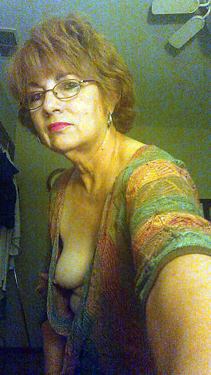 Naked mature selfshot amateur pics