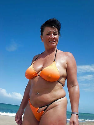 Sexy grown-up woman bikini pussy pics