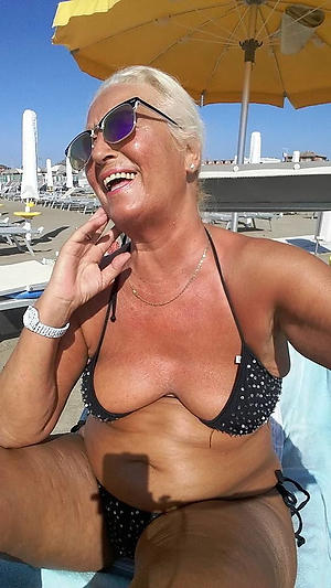 Bonny mature milf bikini