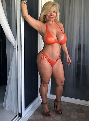 Non-professional pics of naked sexy mature milfs