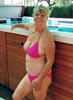 Versaute Granny Bikini Fisten