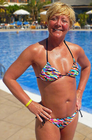 Mature bikini babes porn pics