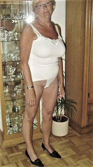 Gorgeous naked mature granny photos