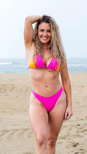 Sexy mature in bikini pussy pics