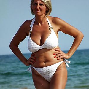 Sexy adult bikini moms porn pics
