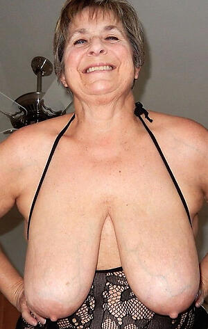 Amateurish pics of mature big saggy boobs