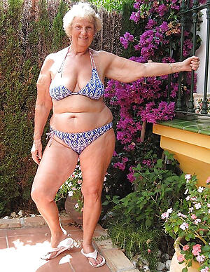 Xxx mature bikini moms photo