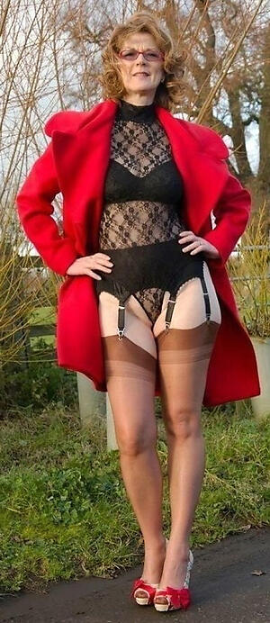 Erotic mature outdoor pics