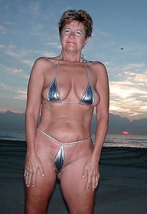Mature women in bikini pussy pics