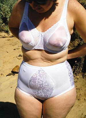 Mature dame wearing bra porn pics