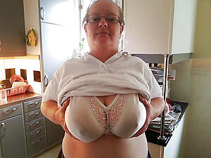 Amateur pics of mature unshaded wearing bra