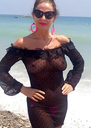 Amateur pics of naked mature open-air